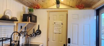 Brand new Cozy cabin/tiny home. Very cute, clean w/ Senic views. Private & quiet