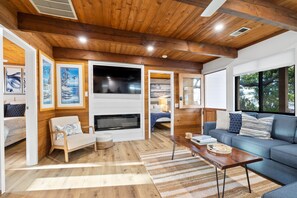 Smart-tv, een open haard en boeken