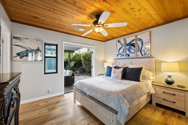 2 chambres, fer et planche à repasser, lit de bébé portatif