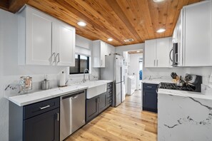 Een koelkast, een microgolfoven, een oven, een kookplaat