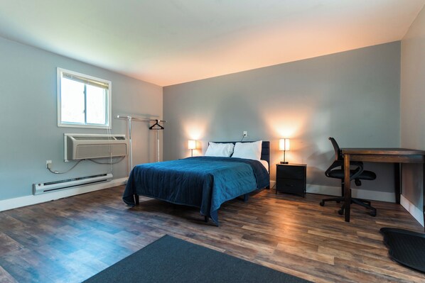 Deluxe Single Room, 1 Queen Bed | Desk, laptop workspace, free WiFi