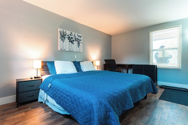 Bureau, espace de travail pour ordinateur portable, Wi-Fi gratuit