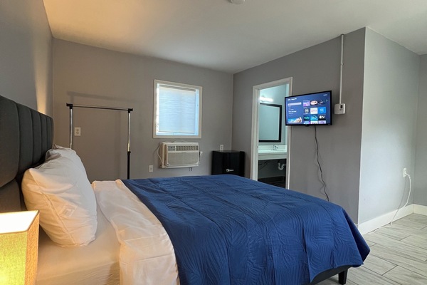 Deluxe Single Room, 1 Queen Bed | Living area | TV