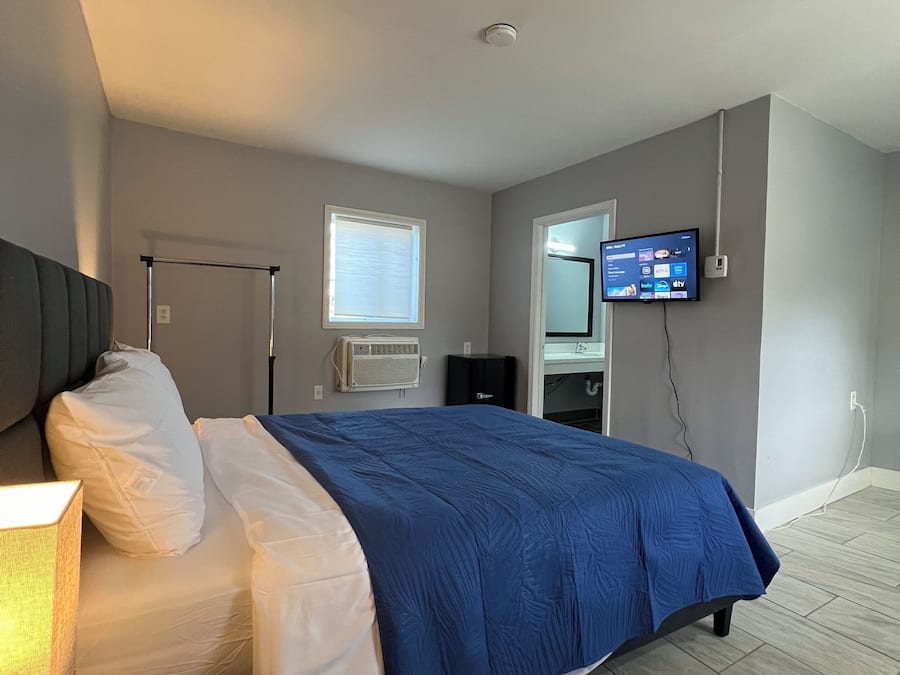 Quarto solteiro luxo, 1 cama Queen | Área de estar | TV