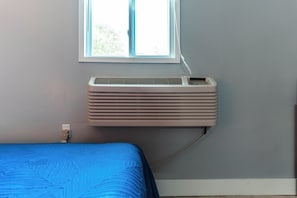 1 slaapkamer, een bureau, een laptopwerkplek, gratis wifi