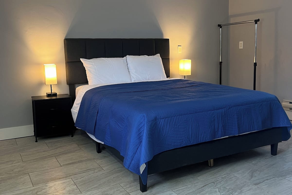 Deluxe Single Room, 1 Katil Ratu (Queen) | Ruang tamu | TV