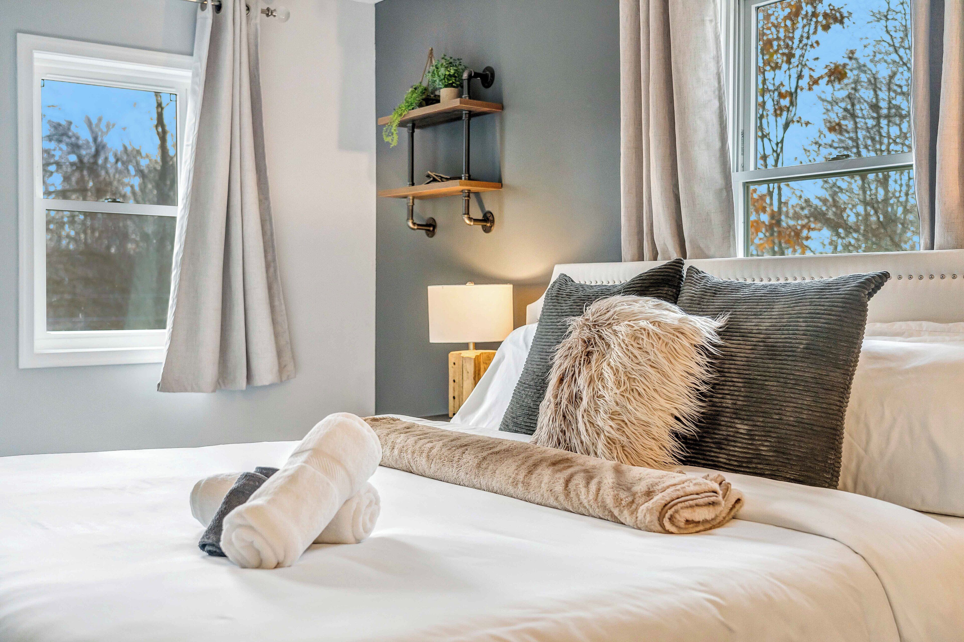 4 bedrooms, iron/ironing board, WiFi, bed sheets