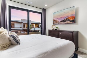 3 bedrooms, WiFi, bed sheets - Golf Course, ATV Parking + Private spa! (Hurricane)