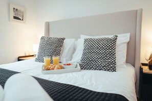 5 habitaciones, escritorio y tabla de planchar con plancha