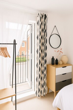 5 slaapkamers, een bureau, een strijkplank/strijkijzer, reisbedje