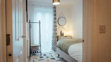 5 bedrooms, desk, iron/ironing board, travel crib
