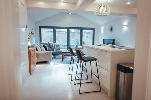 5 Bed Family Home- Free Parking