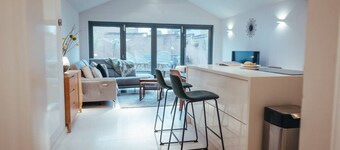 5 Bed Family Home- Free Parking