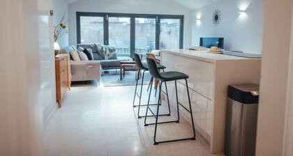 5 Bed Family Home- Free Parking