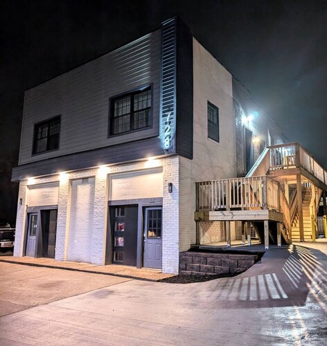 New Modern 2 BR in Excellent Location (201)