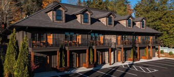 Townhome with Private Balcony, Fireplace & Soaker Tub on Downtown Main St.