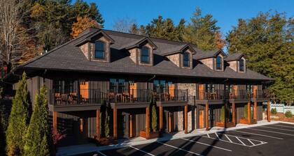 Townhome with Private Balcony, Fireplace & Soaker Tub on Downtown Main St.