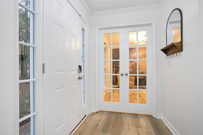 A white door with glass panels and a wooden floor. - Fayetteville Gem -Pet friendly / near Trilith Studios  (Fayetteville)