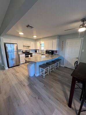 Jääkaappi, mikroaaltouuni, uuni, liesi