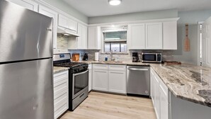 Coffee/tea maker, fridge, microwave, oven - “Big Jer’s” with a Cement Pond (Houston)
