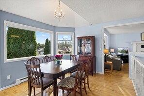 Dining - Gorgeous View (Victoria)