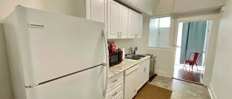 ثلاجة، ميكروويف، موقد طهي مسطح، غسالة أطباق