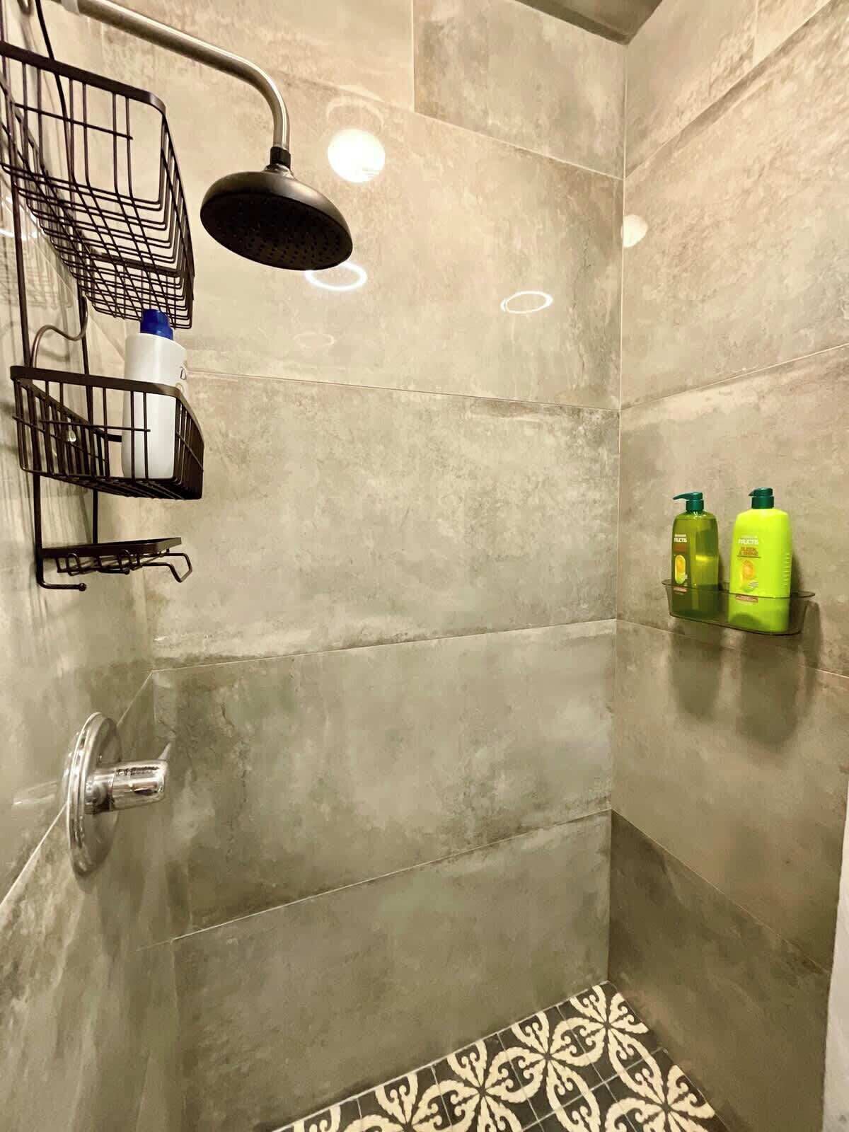 Ducha, secador de pelo y champú