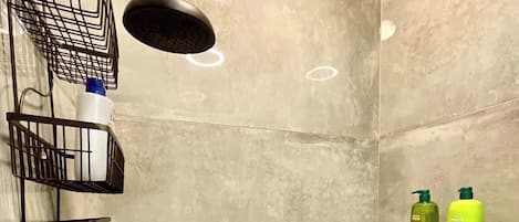 Chuveiro, secador de cabelo, shampoo