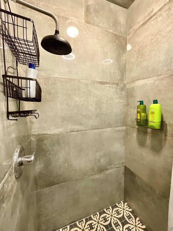 Dusche, Haartrockner, Shampoo