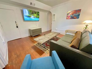 Smart TV, offices - huntington 1: walk to restaurants+bars in Montrose (Houston)