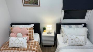 3 chambres, bureau, fer et planche Ă repasser, lit parapluie