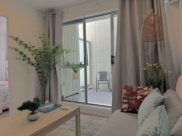 3 habitaciones, escritorio y tabla de planchar con plancha 