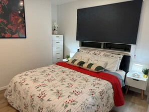 3 habitaciones, escritorio y tabla de planchar con plancha 