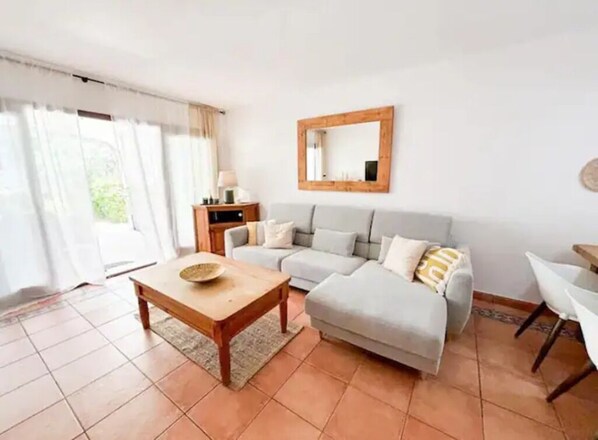 Smart TV, mesa de ping pong, libros