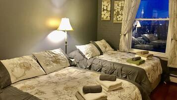 6 bedrooms, desk, iron/ironing board, travel crib