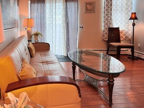 Smart-TV, Kamin, DVD-Player, Bücher