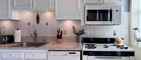 Refrigerador, microondas, horno y parrilla de estufa