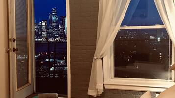 6 bedrooms, desk, iron/ironing board, travel crib