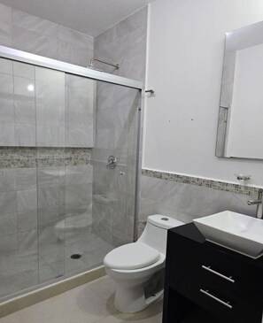 Sèche-cheveux, serviettes fournies, savon, papier toilette