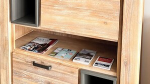 A wooden cabinet with a glass shelf holding wine glasses and a drawer with travel brochures. - Kleine Auszeit - Scharbeutz **incl. Parking | WiFi | Terrace with beach chair** (Scharbeutz)