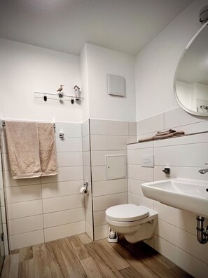Dusche, Haartrockner, Handtücher, Seife