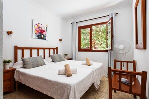 3 bedrooms, iron/ironing board, free WiFi, bed sheets