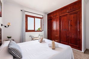 3 bedrooms, in-room safe, iron/ironing board, free WiFi