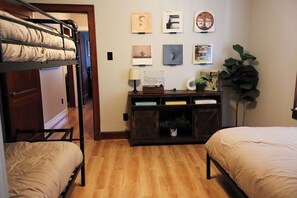 3 bedrooms, iron/ironing board, WiFi, bed sheets - The Escape at the 75 (Bristol)