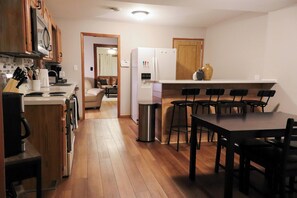 Fridge, microwave, oven, stovetop - The Escape at the 75 (Bristol)