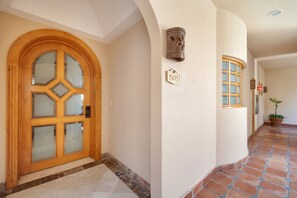 المنشأة من الداخل