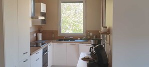 Microwave, oven, stovetop, dishwasher - Le Séchoir des acacias "3 Gîtes: 12 people", with heated swimming pool. (Saint-Léon-sur-Vézère)
