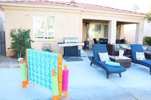 Outdoor dining - Fairway Getaway: Community Pools, Gym, Golf View! (Cathedral City)
