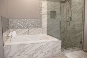 Jetted bath, hair dryer, towels, soap - Fairway Getaway: Community Pools, Gym, Golf View! (Cathedral City)