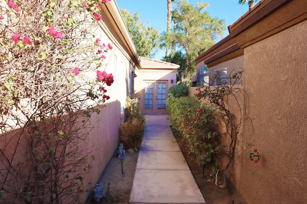 Property grounds - Fairway Getaway: Community Pools, Gym, Golf View! (Cathedral City)